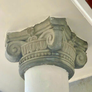 Phù điêu đầu cột