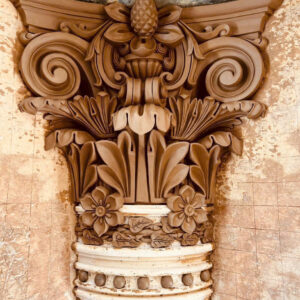 Phù điêu đầu cột