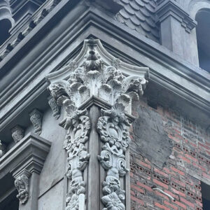 Phù điêu đầu cột