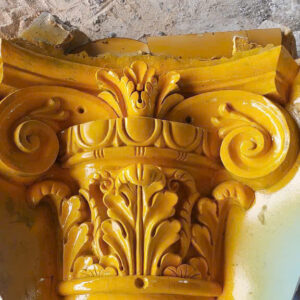 Phù điêu đầu cột