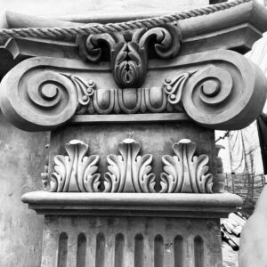Phù điêu đầu cột